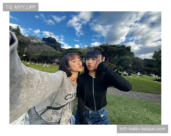 双胞胎姐妹花的泳池人生：代表不同国家参赛的她们在赛场重逢