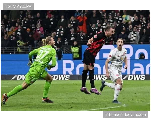 欧联杯席位竞争白热化,弗赖堡与法兰克福均面临重要球员停赛 欧联杯席位竞争白热化,弗赖堡与法兰克福均面临重要球员停赛